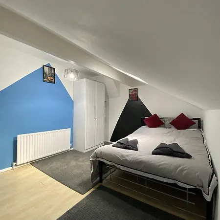 Modern 2 Bedroom Flat Close To Centre *