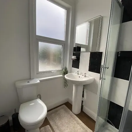 Modern 2 Bedroom Flat Close To Centre