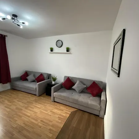 Modern 2 Bedroom Flat Close To Centre
