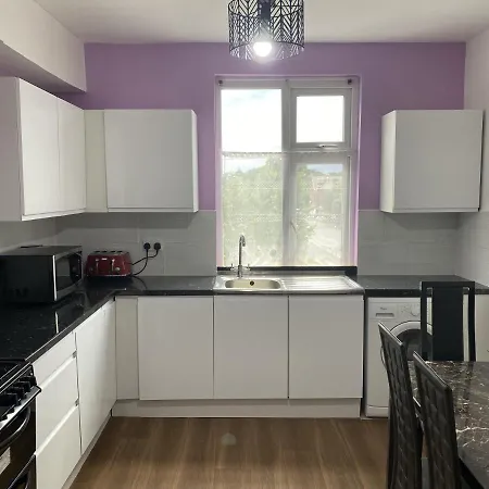 Modern 2 Bedroom Flat Close To Centre Apartmán *